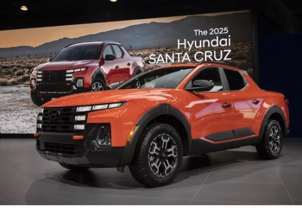 Изминаха малко повече от две години, откакто Hyundai Santa Cruz пристигна, а  компанията вече показа външно обновен модел 2025 пред медиите. Тясно базиран на Tucson (също актуализиран за 2025 г.), Santa Cruz е компактен пикап само с един наистина пряк конкурент, Ford Maverick. Santa Cruz винаги е бил практичен и динамичен за шофиране със своя 2.5 -литров двигател с турбокомпресор, но никога не е привличал толкова внимание като съперника. Промените през 2025 г. носят по-екстровертен стил, интериорни технологии и офроуд функционалност.

Отвън Hyundai е подобрил визуализацията с по-агресивна предница и също така е създал малко по-различно лице за офроуд XRT оборудването на Santa Cruz. Заемайки централно място в ярко оранжева боя, изложеният XRT има смели куки за теглене и по-къс преден надвес за подобряване на ъгъла на подход на камиона. Той също така получава масивни гуми за всякакъв терен на специални колела с гаечен ключ.

Вътре има нов информационен и инфоразвлекателен дисплей с извит панел, видът, който се появи в електромобилите на Hyundai. Налични са и отопляеми задни седалки, преработена подложка за безжично зареждане и други актуализации, почти всички от които са споделени с Tucson. 